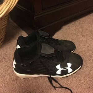 Boys Size 4.5 Under Armour Baseball Cleats