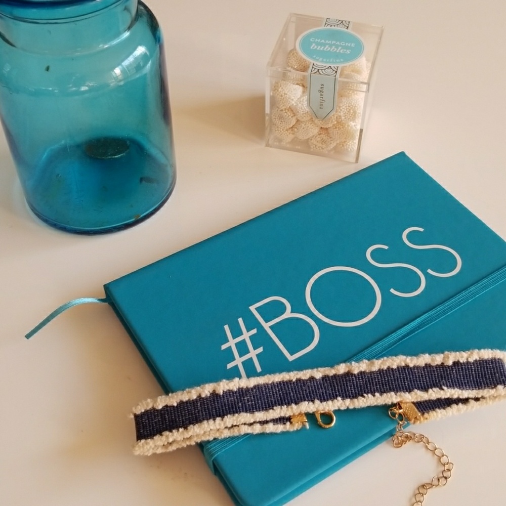 🌴Thin denim choker with white Fringe edges.