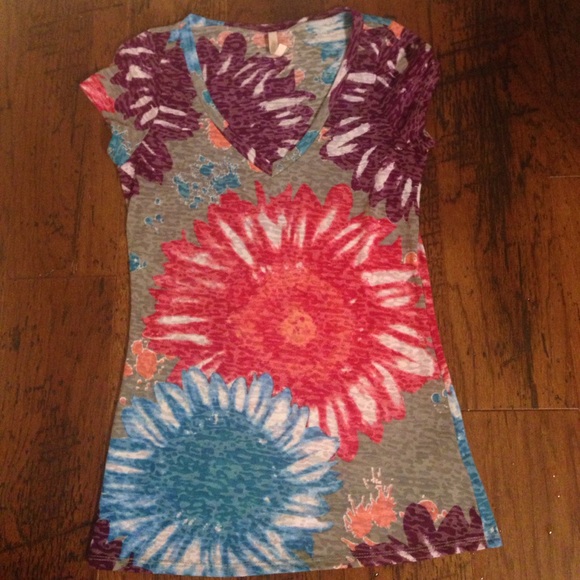 BOGO! Comfy Flowery v neck tee - Picture 1 of 3