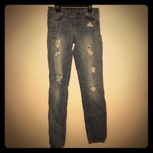 American Eagle Distressed Cropped Skinnies!