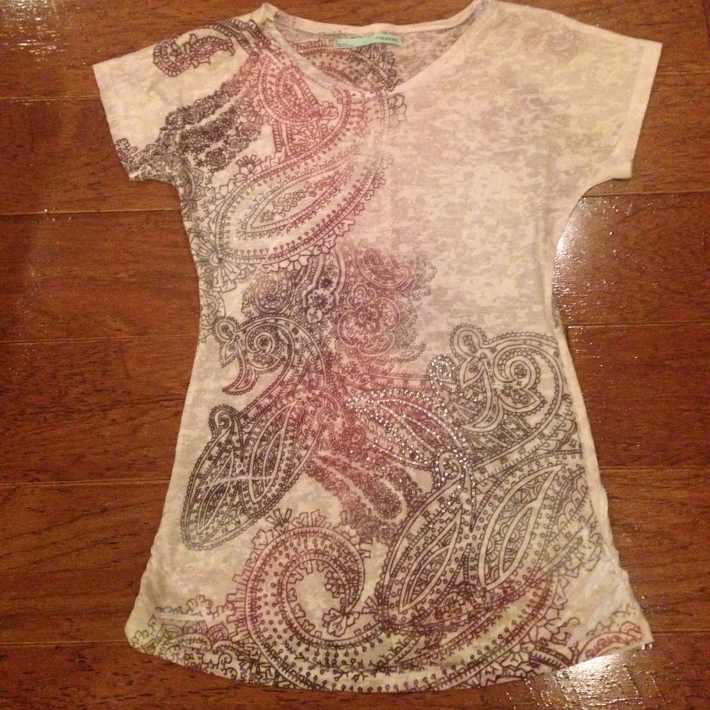 Sale!! Fun comfy paisley tee