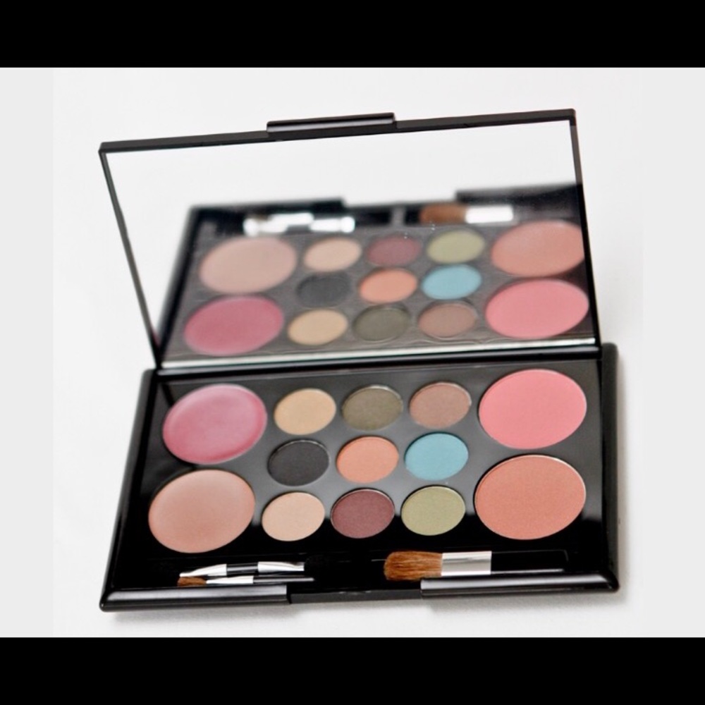 Makeover Essentials Shadow & Eye Liner  & Face kit