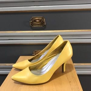 Hot yellow heels!