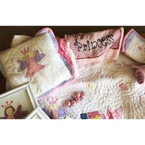 Twin bed Princess quilt with accessories!