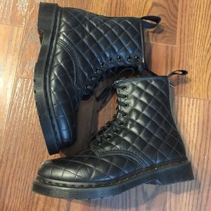 DR. Martens boots woman's 7 Quilted like new!