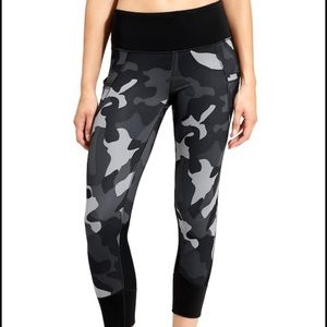 Athleta Camo Relay Capri 2.0