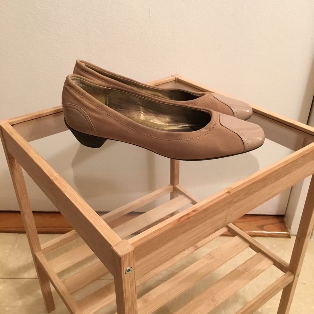 Cute taupe flats!