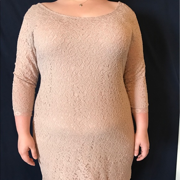 Blush pink lace dress with scoop neckline - Picture 1 of 4