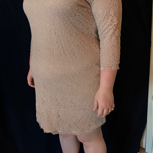 Blush pink lace dress with scoop neckline - Picture 2 of 4