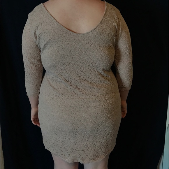 Blush pink lace dress with scoop neckline - Picture 3 of 4