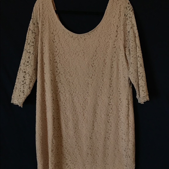 Blush pink lace dress with scoop neckline - Picture 4 of 4