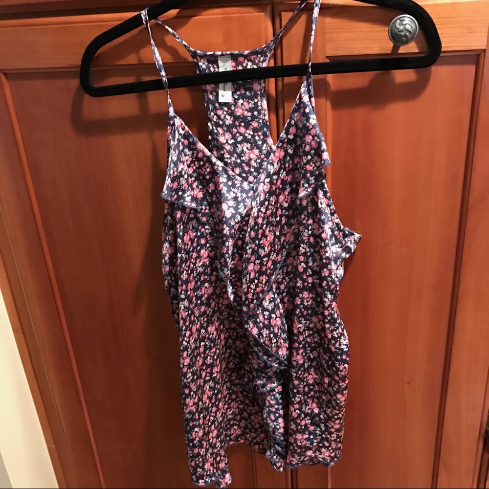 Cute floral top size M