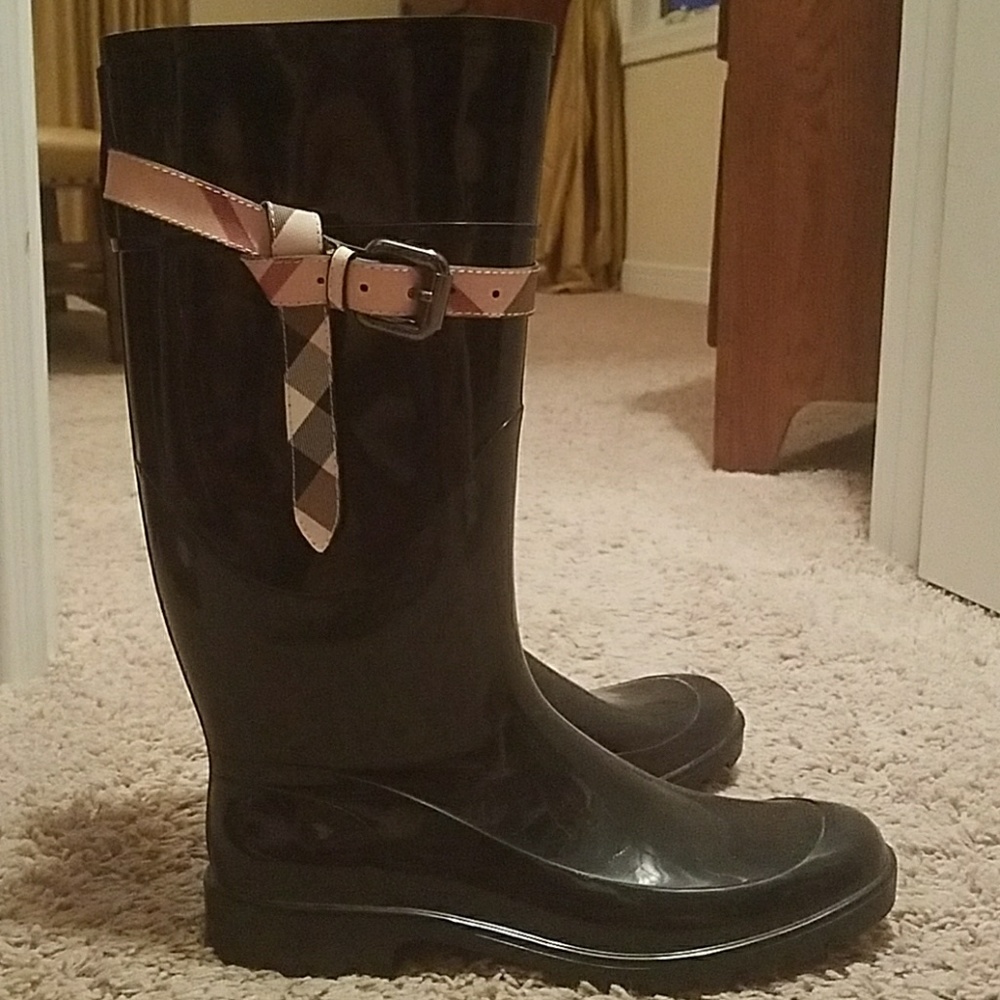 Hardly been worn Burberry rain boots