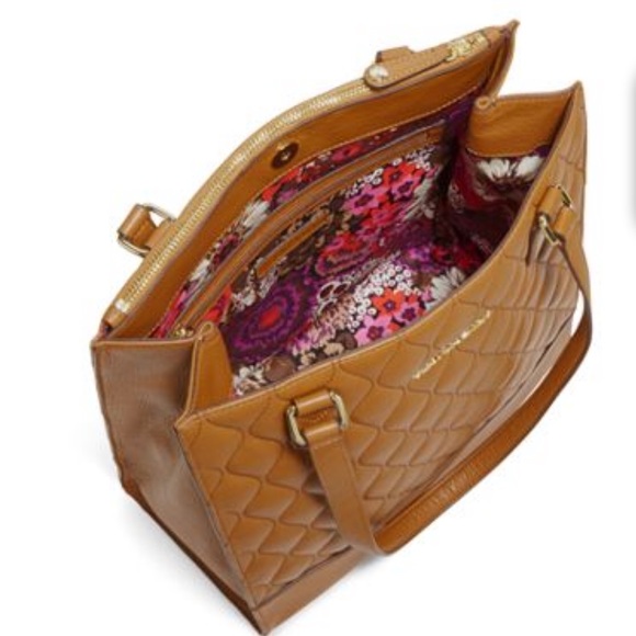 🚫SOLD🚫🎉HP🎉 Vera Bradley Quilted Tote - Picture 2 of 7