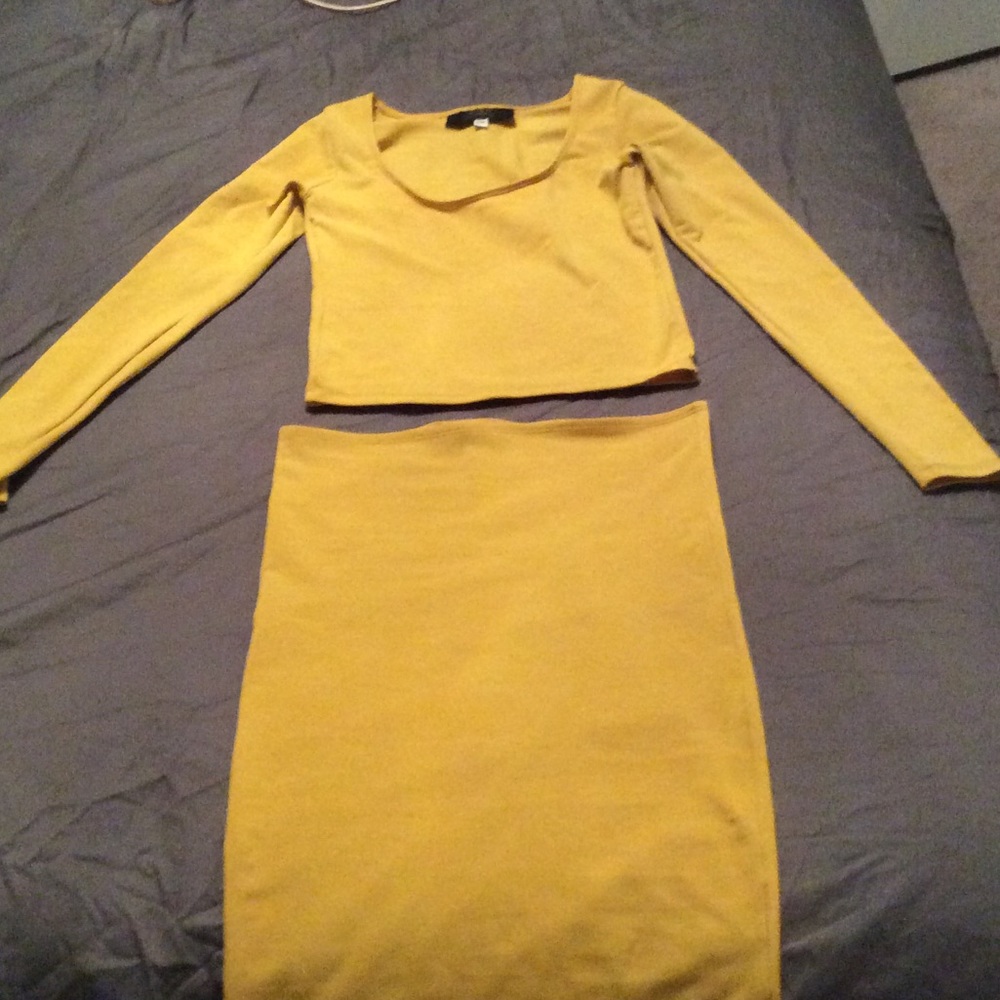 Yellow two piece - Picture 3 of 7