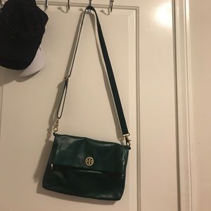 Supper cute authentic Tory Burch cross over bag!
