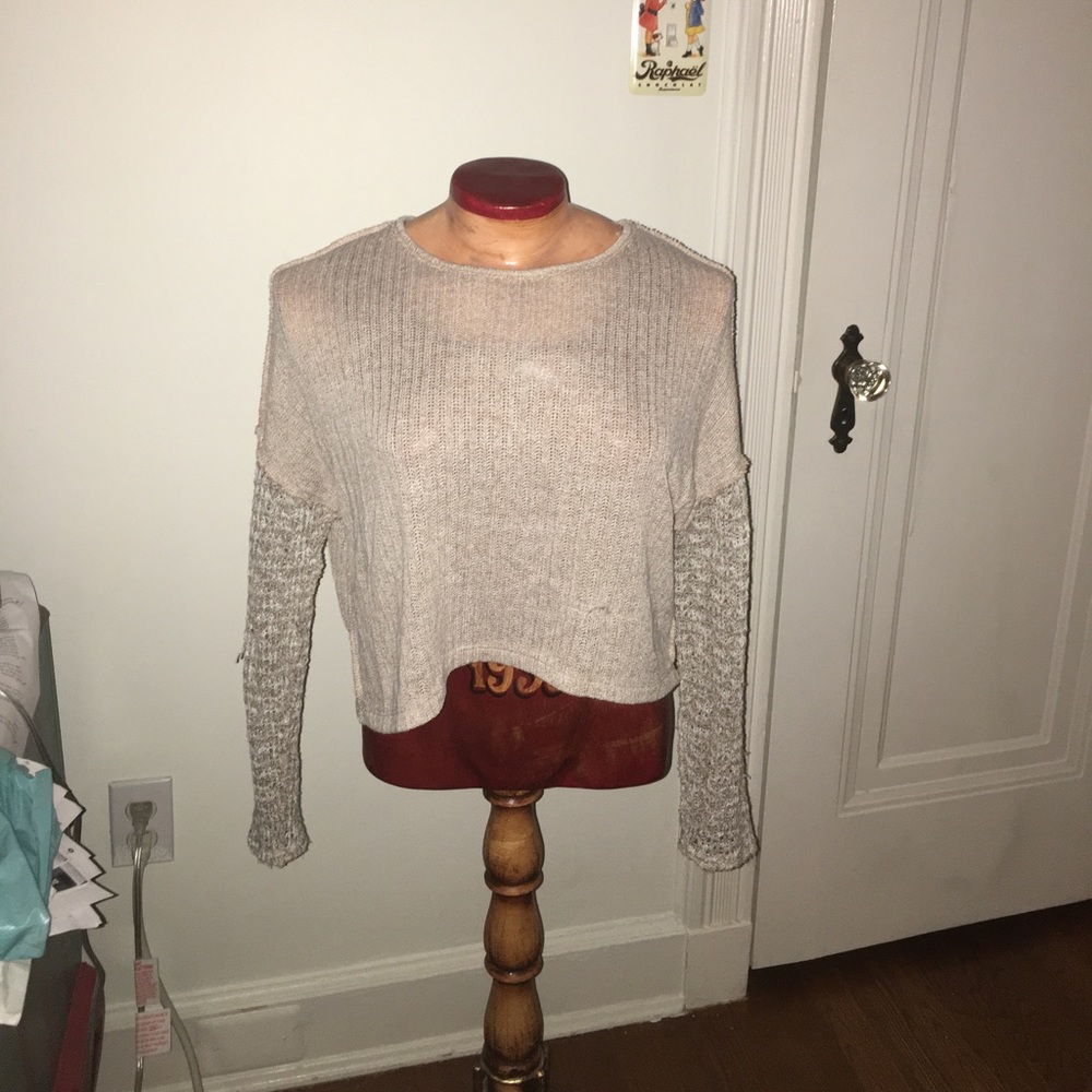 Crop knit light sweater