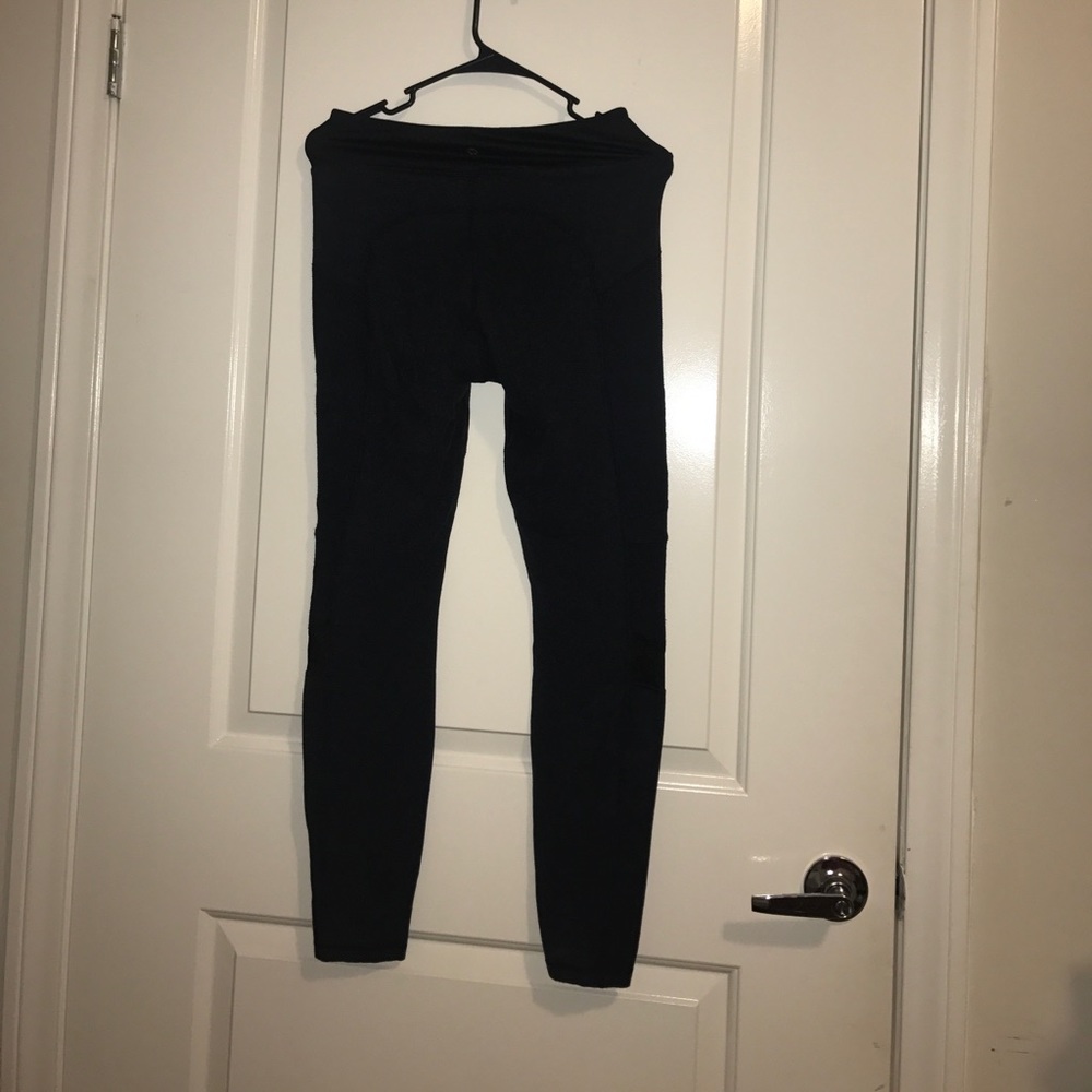 Size 6 Lululemon leggings in dark dark navy!!