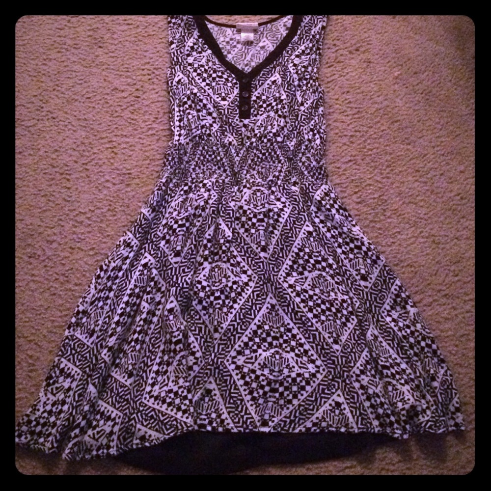 Black and white abstract casual dress