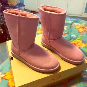NEW Uggs Pink, short classic