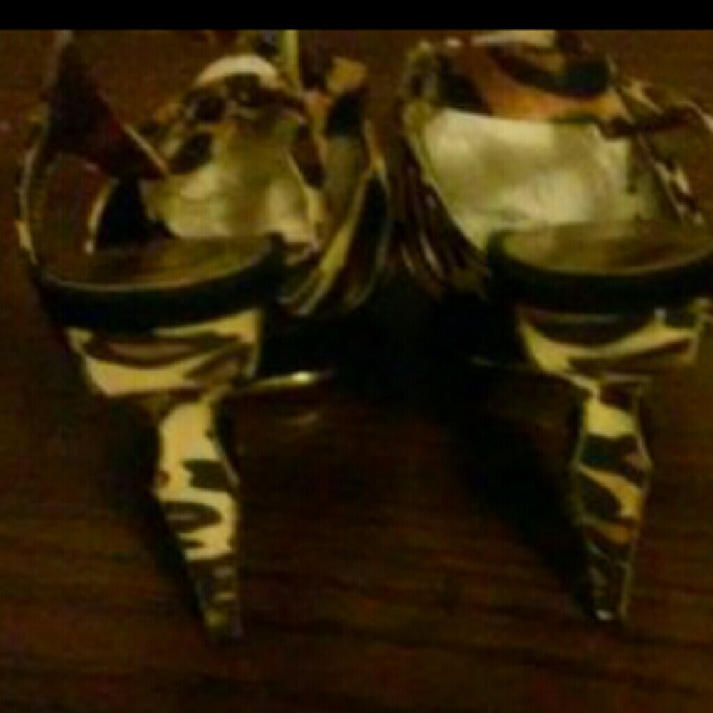 Heels - Picture 4 of 4