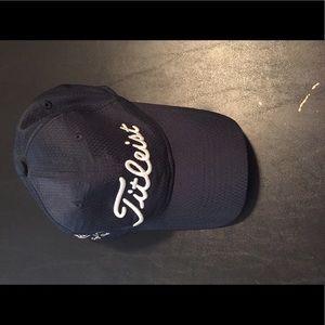 Navy Titleist adjustable golf hat only wore once