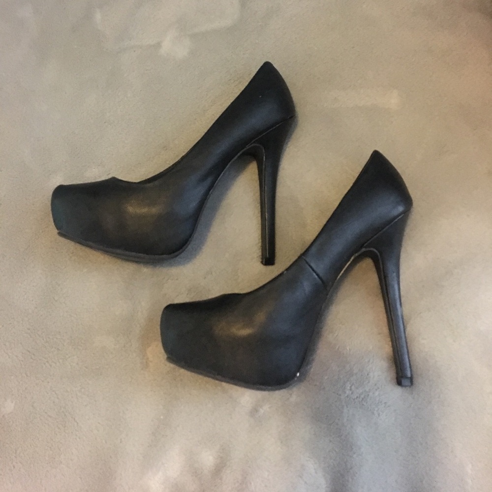 Black pretty pumps. Never worn!