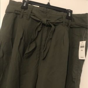 NWT Gap army green pants.
