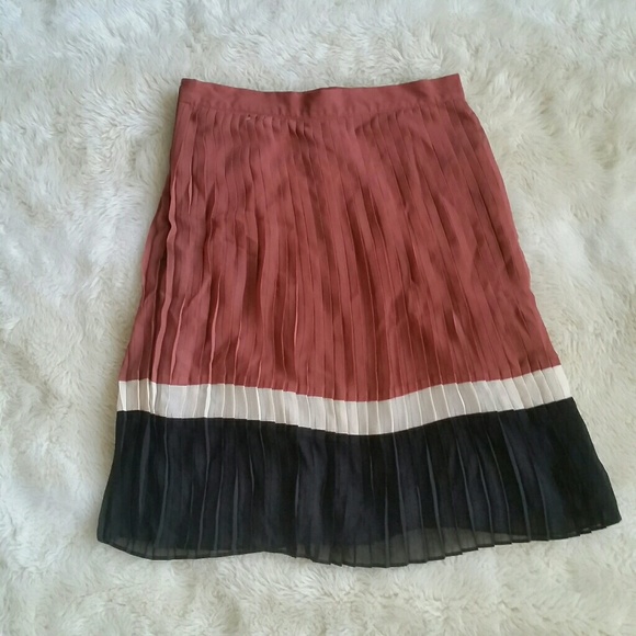 Pleated tri-color skirt - Picture 2 of 3