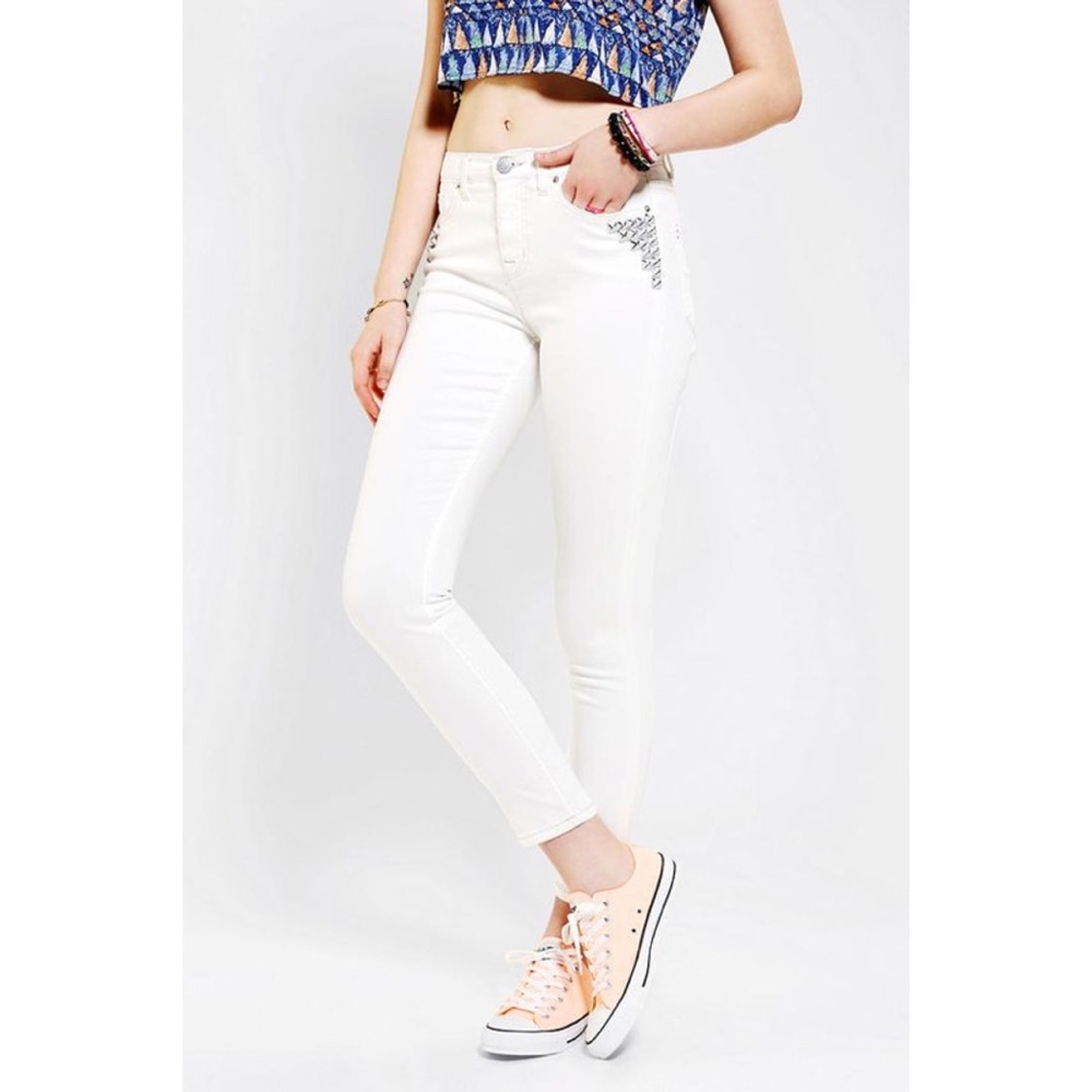 URBAN OUTFITTERS BDG Twig High-Rise White Studded Jeans