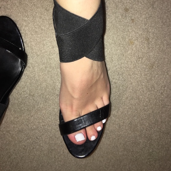 Elastic cross strap heels - Picture 2 of 3