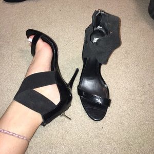 Elastic cross strap heels