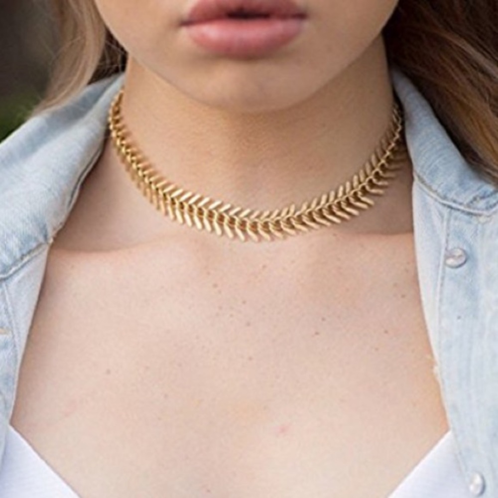 🆕 Trendy Gold Choker Necklace - Picture 2 of 3