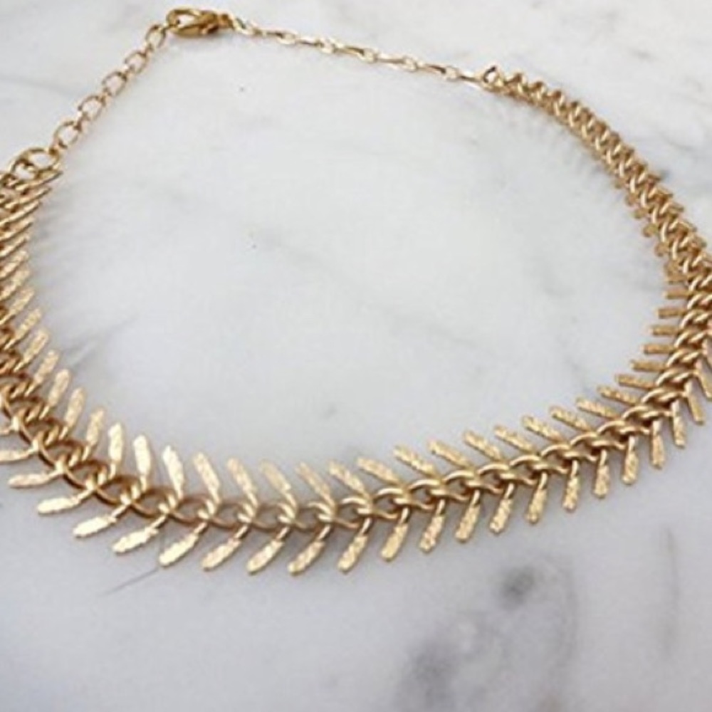 🆕 Trendy Gold Choker Necklace - Picture 3 of 3