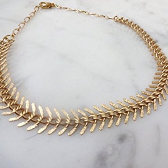 🆕 Trendy Gold Choker Necklace - Picture 3 of 3