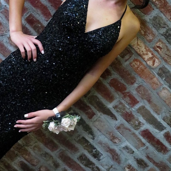 Floor length sequined prom gown. - Picture 3 of 4