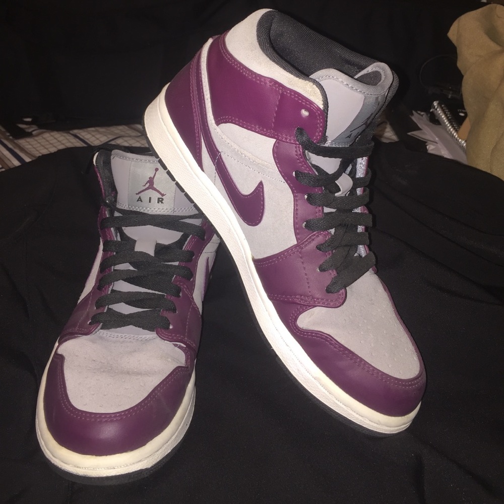 🎉TODAY ONLY🎉 USED ONCE. Air Jordan Retro 1 Mid