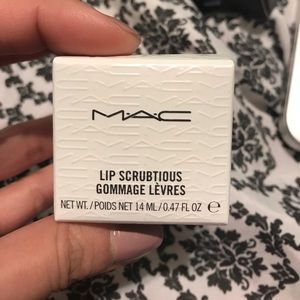 Mac lip scrubtious