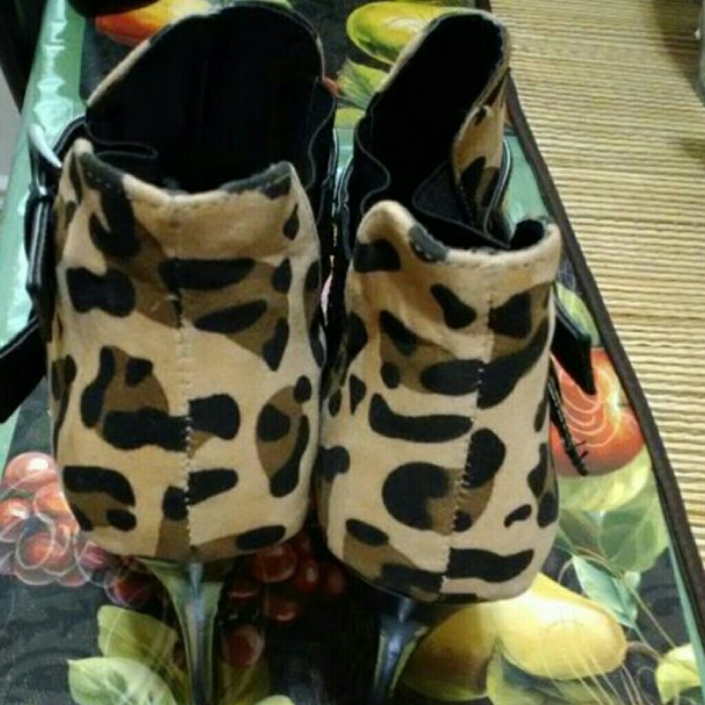 Boots - Picture 3 of 4