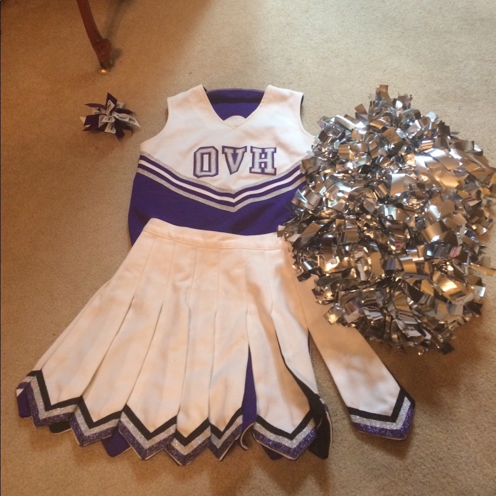 Cheerleading costume set with pompoms