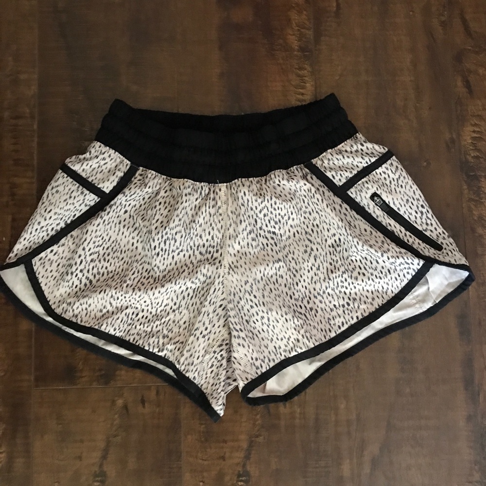 Lululemon Tracker Shorts III 4-way Stretch Size 6