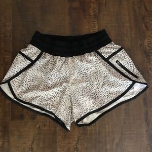 Lululemon Tracker Shorts III 4-way Stretch Size 6
