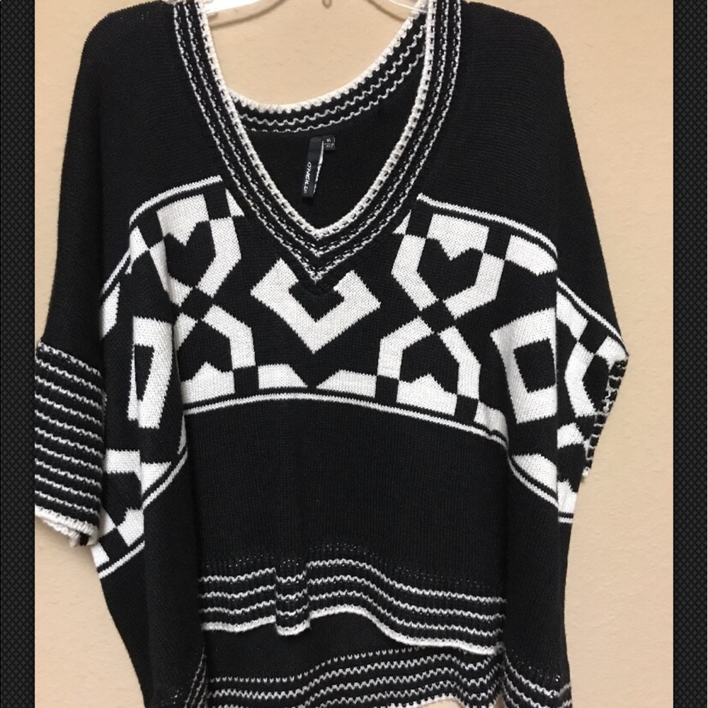 O'Neil black and white thick sweater