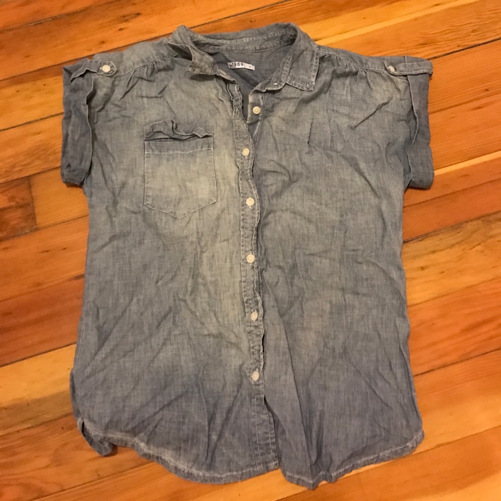 Short sleeve button up chambray