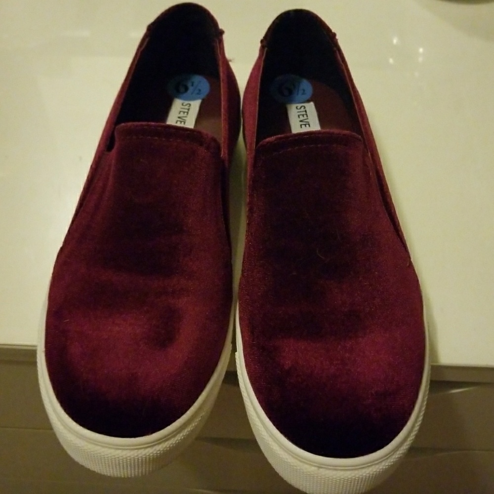 Steve madden slip ons
