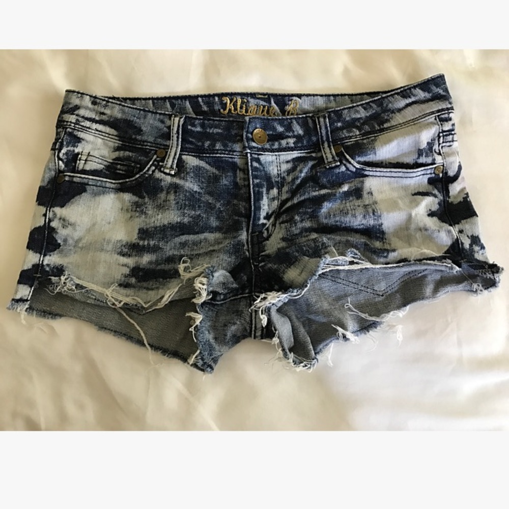 Acid Wash Jean Shorts w/ Pyramid Studs!