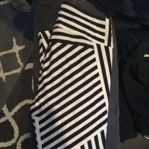 Black and white lularoe leggings