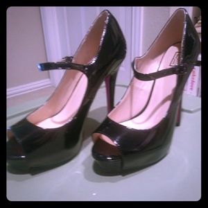 Patent leather peep toe pumps with platform.