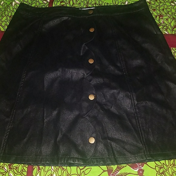 Black skirt with buttons - Picture 2 of 3