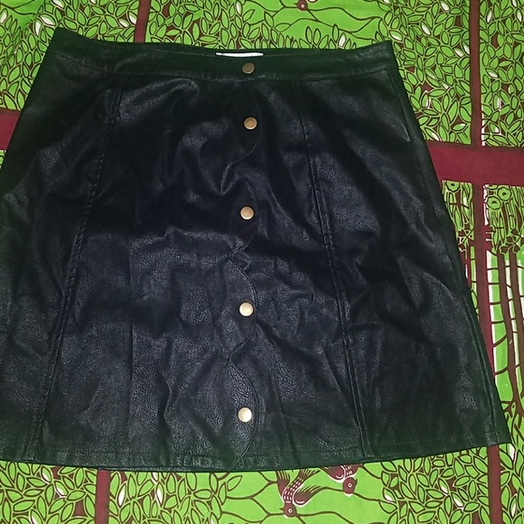 Black skirt with buttons - Picture 3 of 3